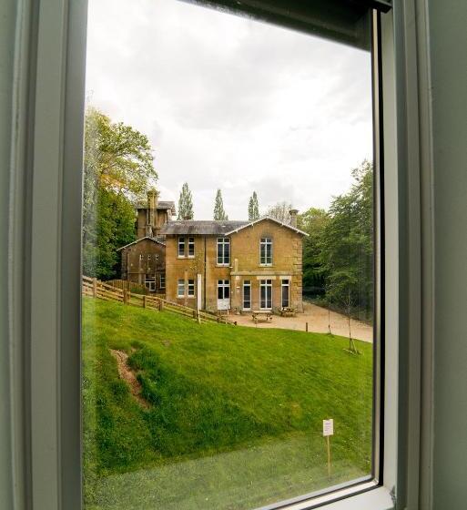 מיטה בחדר מעונות עם מקלחת משותפת, Yha Bath