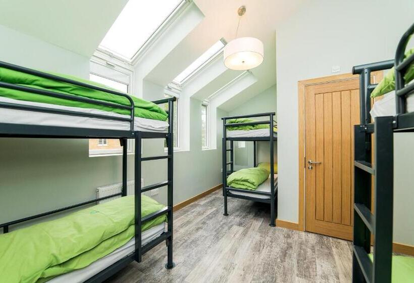 מיטה בחדר מעונות עם מקלחת משותפת, Yha Bath