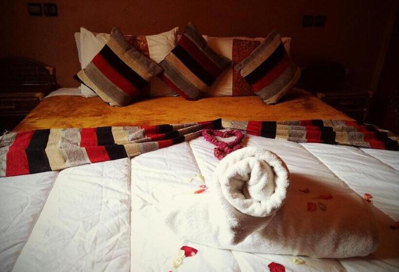 غرفة قياسية ثلاثية, Riad Hiba