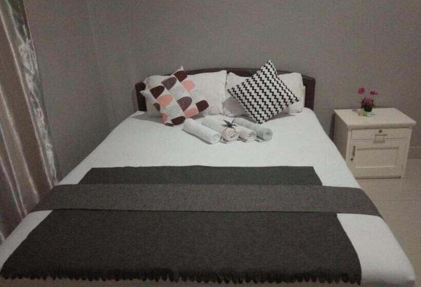 חדר משפחתי, Royal Mermaid