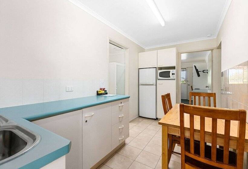 패밀리 아파트, Econo Lodge Park Lane