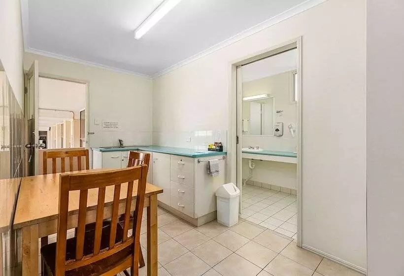 آپارتمان خانوادگی, Econo Lodge Park Lane