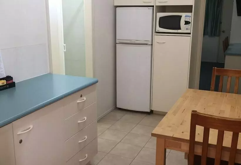 سوییت خانوادگی, Econo Lodge Park Lane