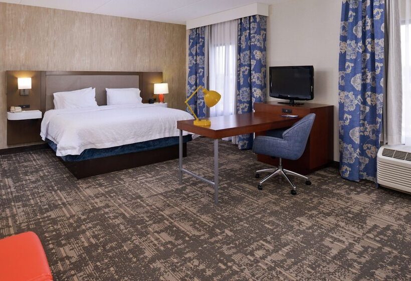 스탠다드 스튜디오, Hampton Inn & Suites Wilmington