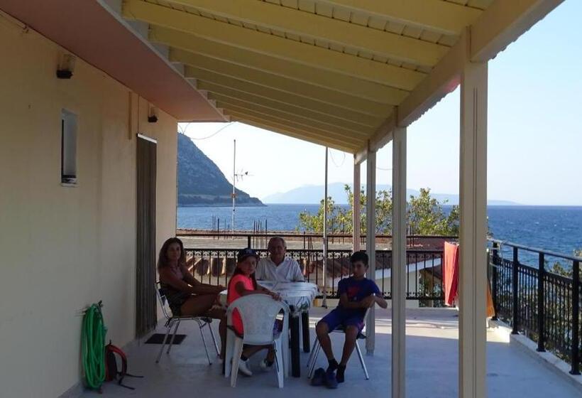 חדר סופריור לשלושה עם נוף לים, Poros House