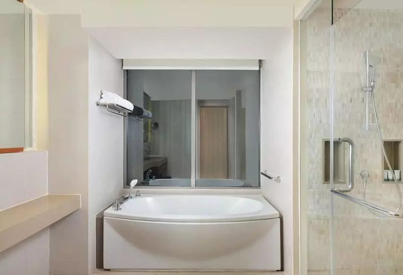 Deluxe Suite Sea View, The Westin Siray Bay Resort & Spa, Phuket