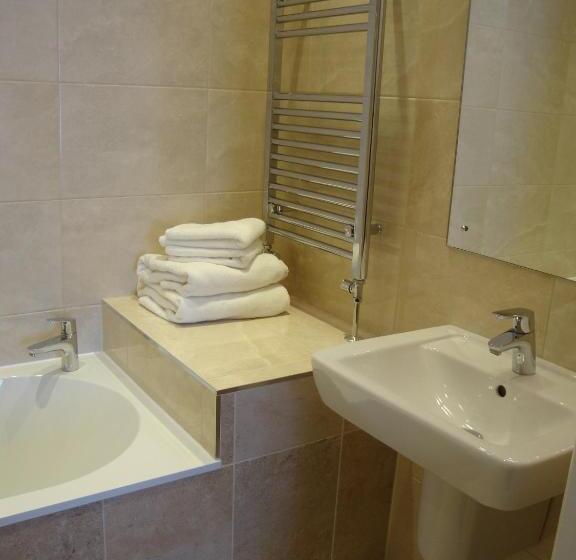 スーペリアールーム, Ascot House