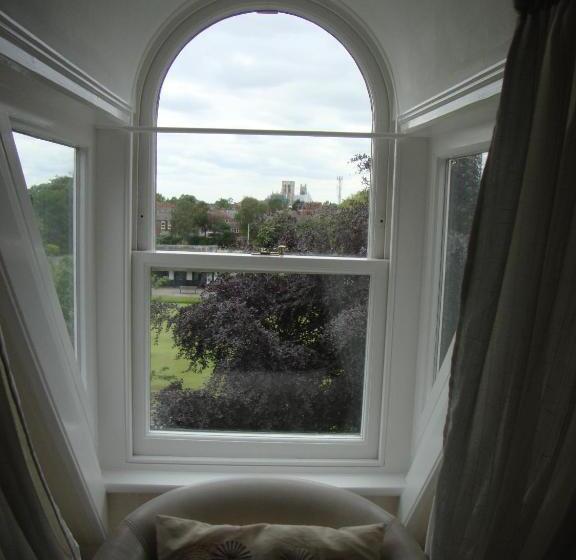 スタンダードトリプルルーム, Ascot House