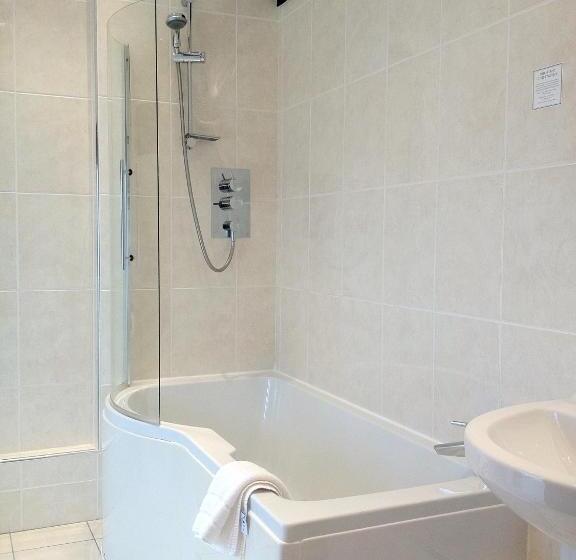 スタンダードトリプルルーム, Ascot House