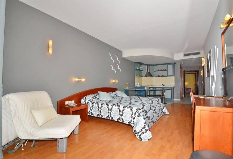 חדר משפחתי, Evilion Sea And Sun