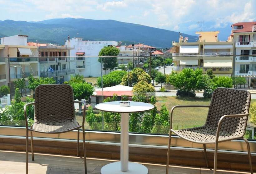 חדר משפחתי, Evilion Sea And Sun