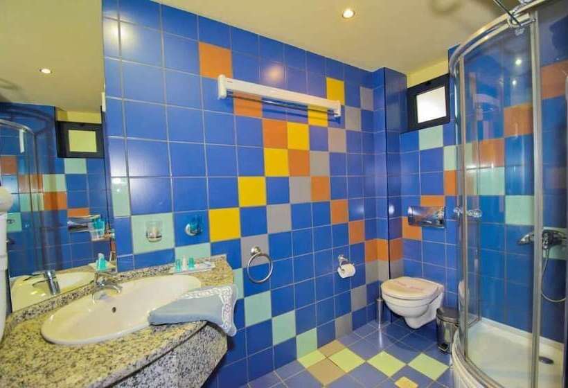 חדר משפחתי, Evilion Sea And Sun