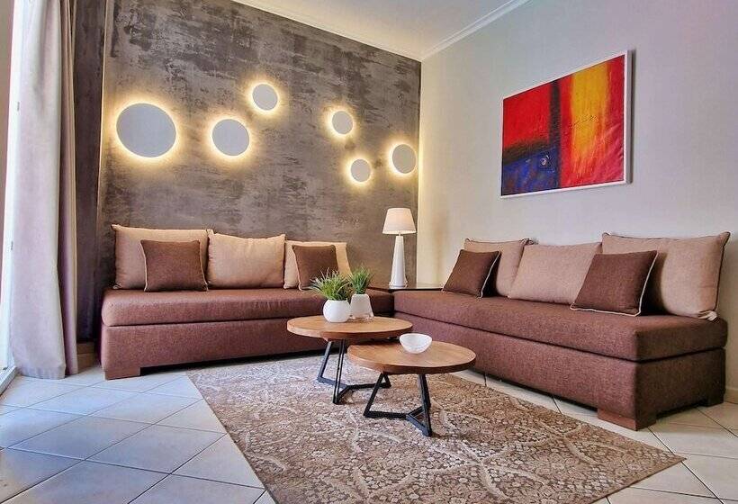 חדר משפחתי, Evilion Sea And Sun