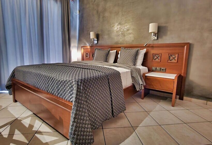 חדר משפחתי, Evilion Sea And Sun