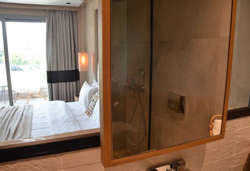 חדר סופריור, Evilion Sea And Sun