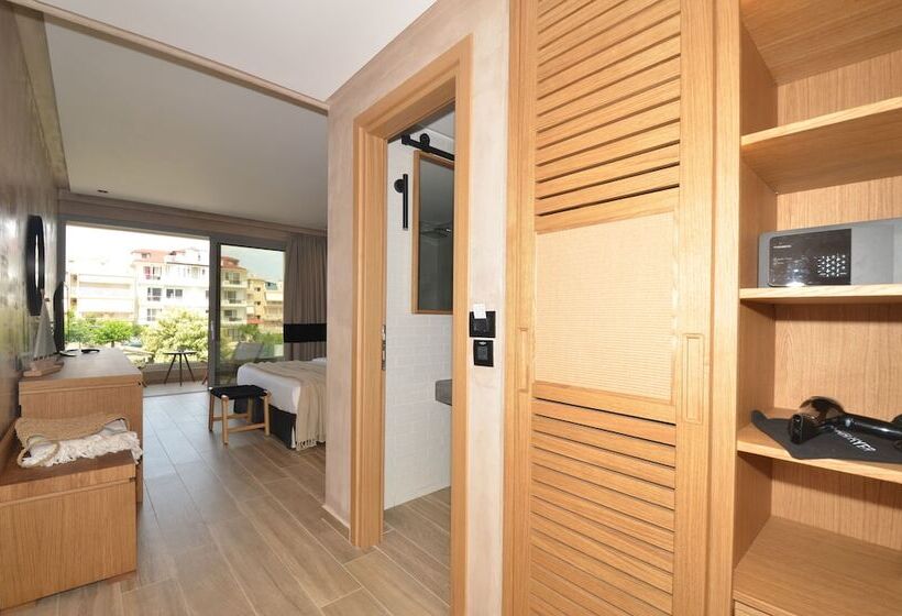 חדר סופריור, Evilion Sea And Sun