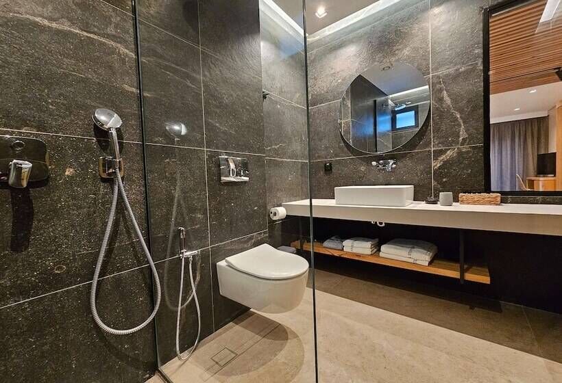 חדר דלוקס, Evilion Sea And Sun