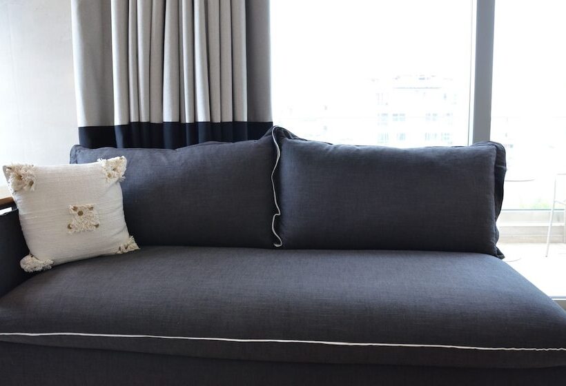 חדר דלוקס, Evilion Sea And Sun