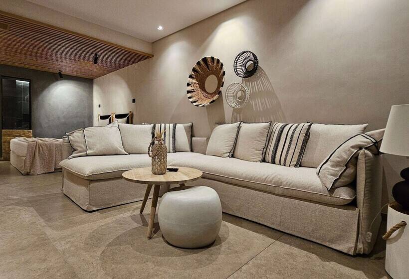 חדר דלוקס, Evilion Sea And Sun