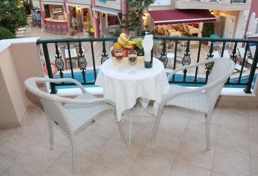 חדר משפחתי, Evilion Sea And Sun