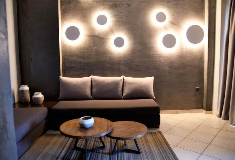 חדר משפחתי, Evilion Sea And Sun