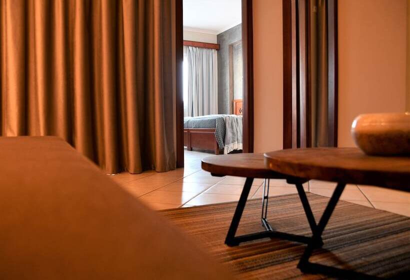 חדר משפחתי, Evilion Sea And Sun