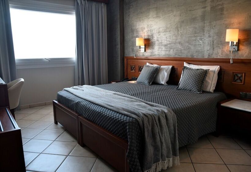 חדר משפחתי, Evilion Sea And Sun