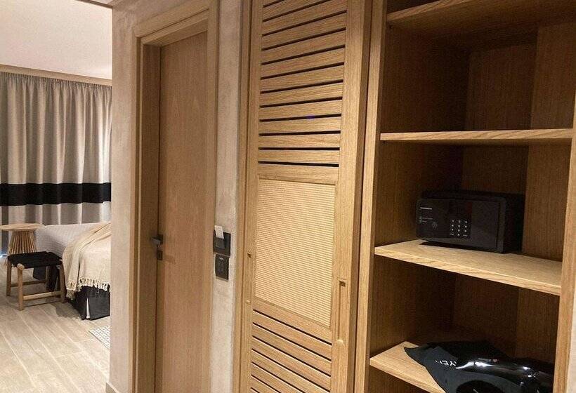 חדר סופריור, Evilion Sea And Sun