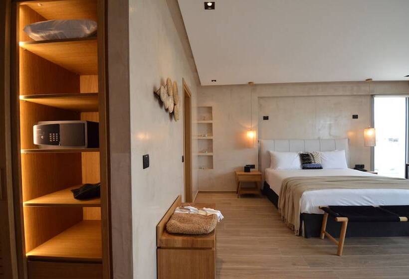 חדר דלוקס, Evilion Sea And Sun