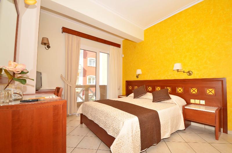 חדר משפחתי, Evilion Sea And Sun