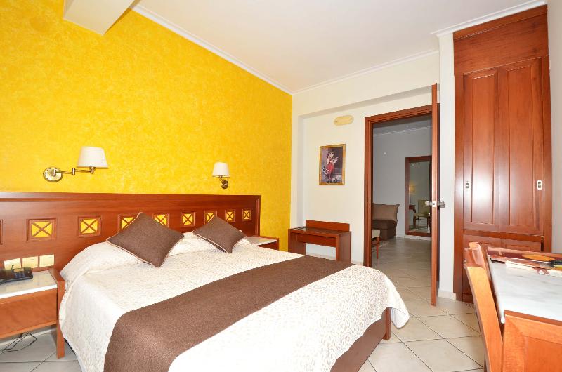 חדר משפחתי, Evilion Sea And Sun