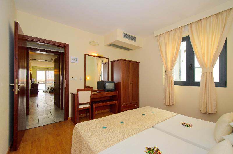 חדר משפחתי, Evilion Sea And Sun