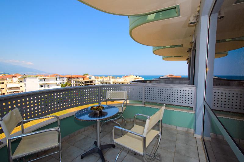 חדר משפחתי, Evilion Sea And Sun