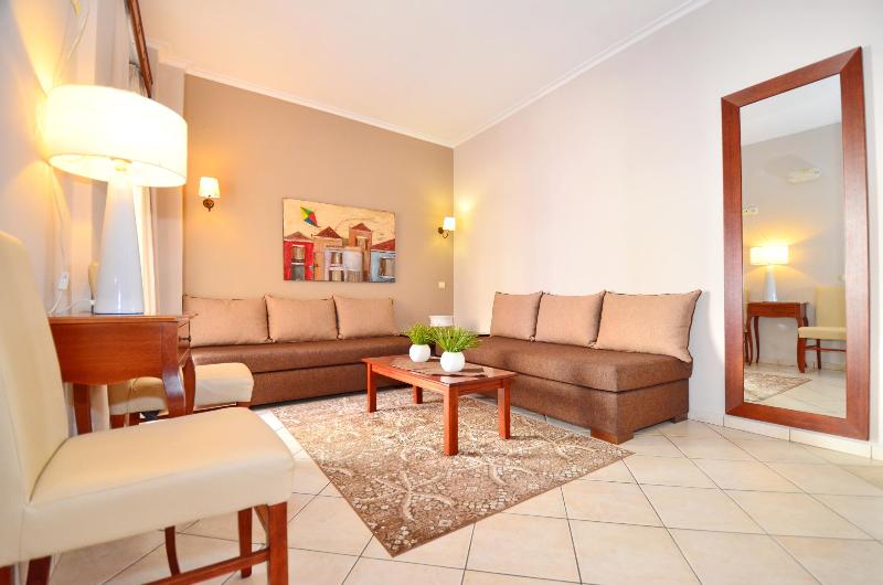 חדר משפחתי, Evilion Sea And Sun