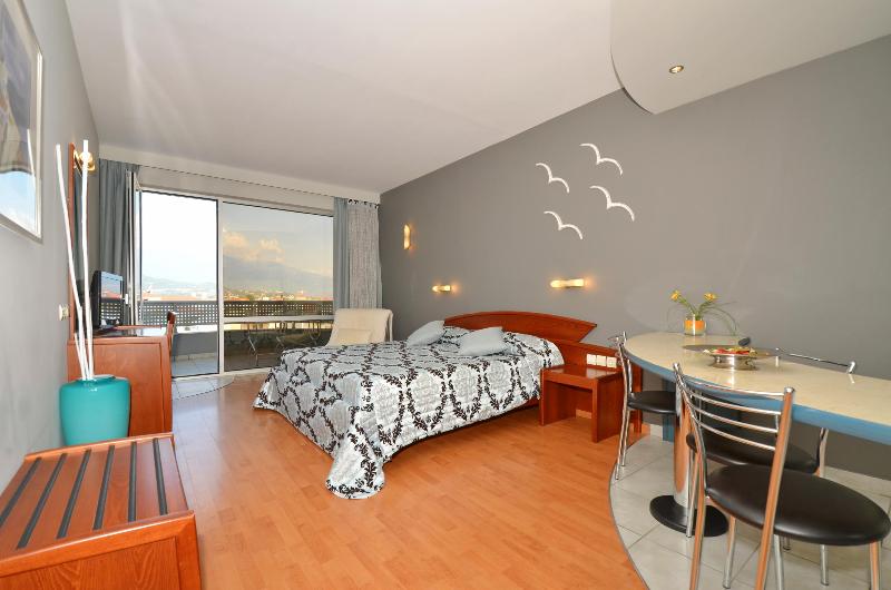 חדר סטודיו סטנדרד, Evilion Sea And Sun