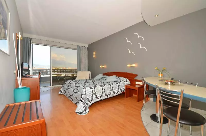 Standard-studio, Evilion Sea And Sun