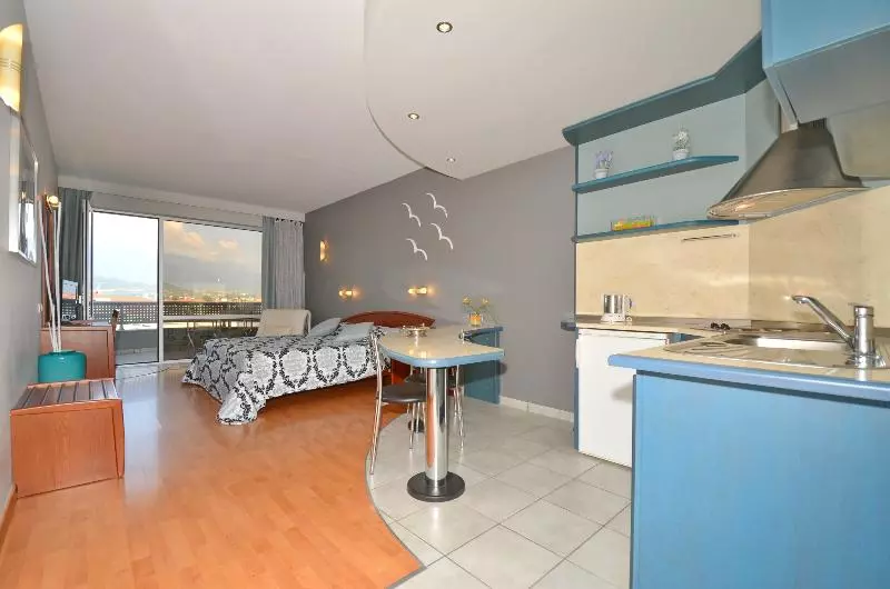 Standard-studio, Evilion Sea And Sun
