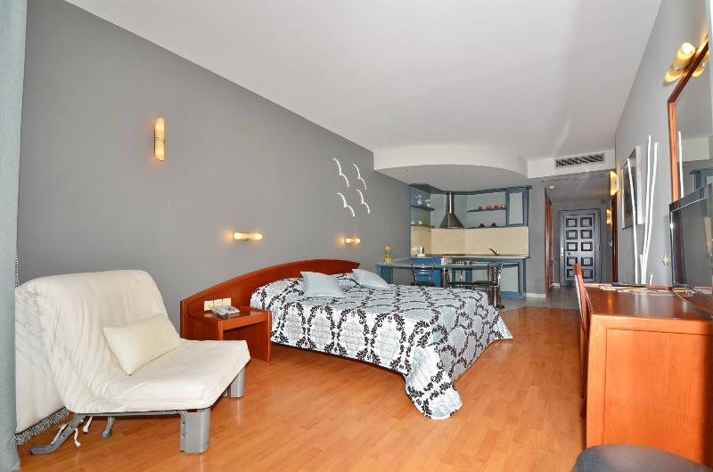 חדר סטודיו סטנדרד, Evilion Sea And Sun