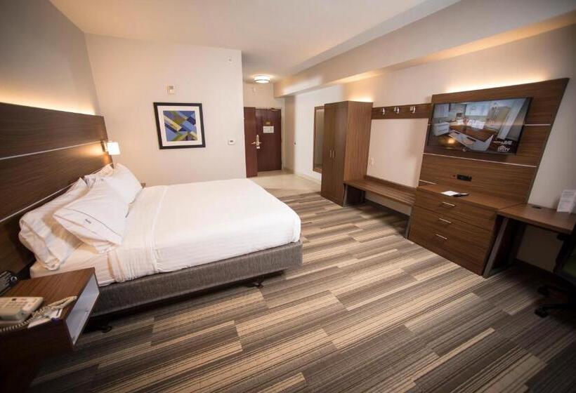 מיטת קינג בסוויטה, Holiday Inn Express Hotel & Suites Lexington Downtown University, An Ihg