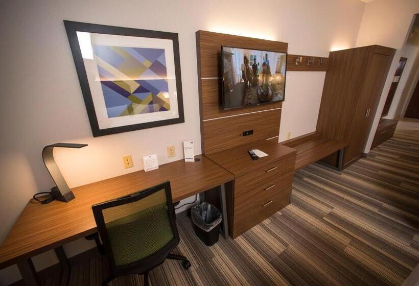 מיטת קינג בסוויטה, Holiday Inn Express Hotel & Suites Lexington Downtown University, An Ihg