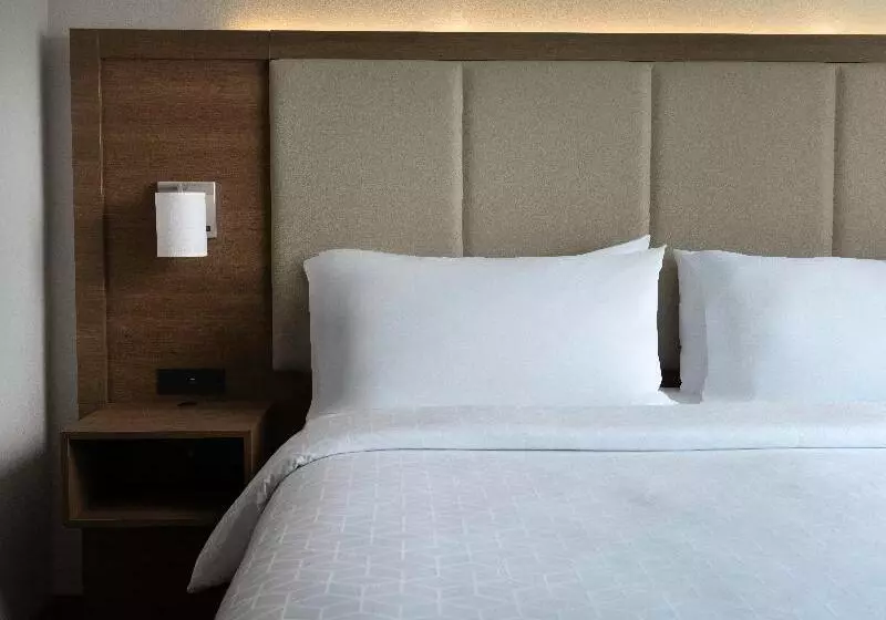 キングサイズベッドのエクゼクティブルーム, Holiday Inn Express Hotel & Suites Olive Branch, An Ihg