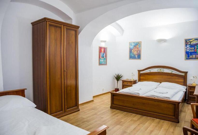 غرفة قياسية ثلاثية, Hostel Little Quarter