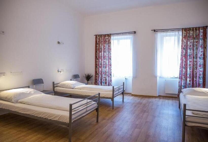 سرير فى غرفة مشتركه, Hostel Little Quarter