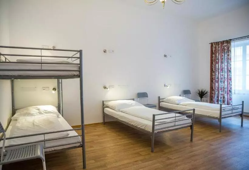 ルームシェアのワンベッド, Hostel Little Quarter