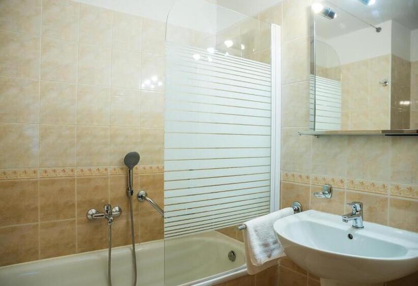 جناح عائلي, Hostel Little Quarter