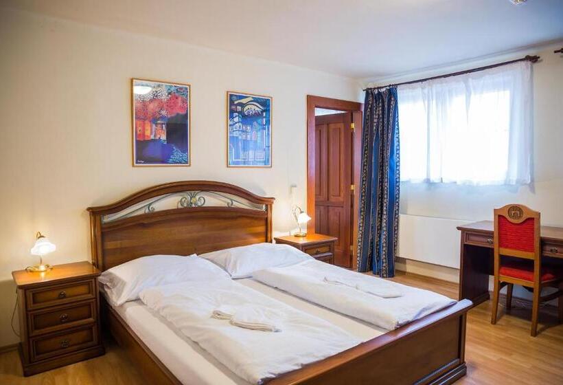 جناح عائلي, Hostel Little Quarter