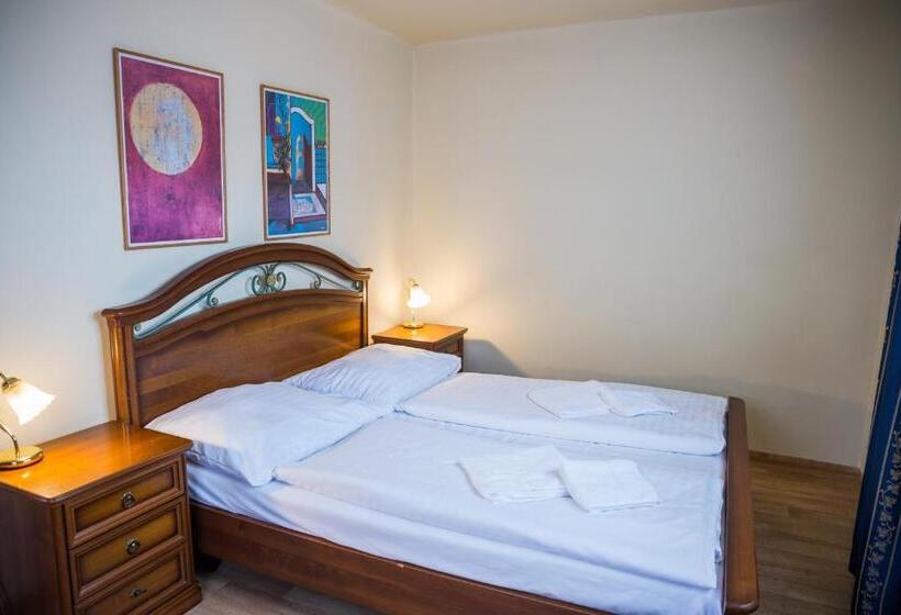 جناح عائلي, Hostel Little Quarter