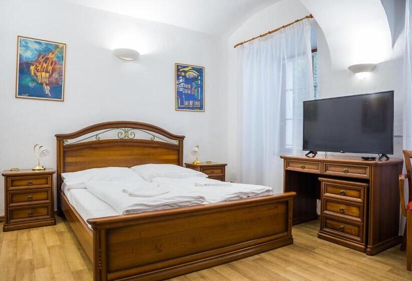 اتاق لوکس, Hostel Little Quarter
