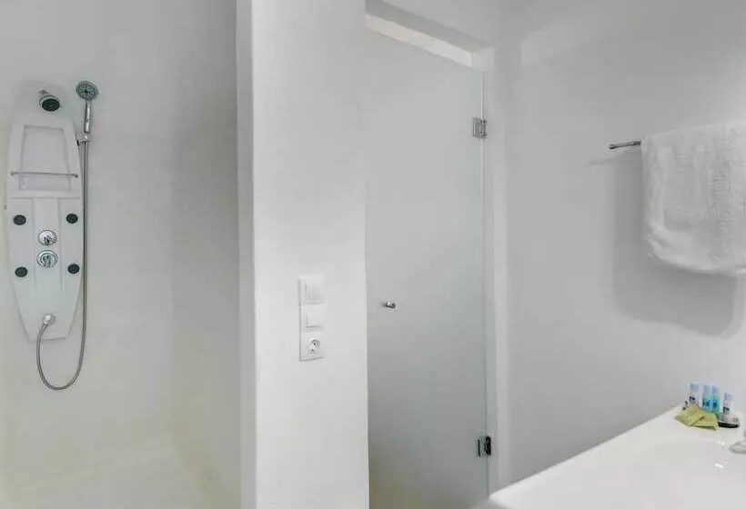 سوئیت با چشم‌انداز, Aloni Hotel & Suites