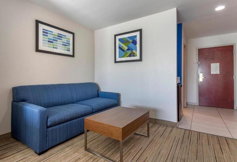 מיטת קינג בסוויטה, Holiday Inn Express Hotel And Suites Natchitoches, An Ihg